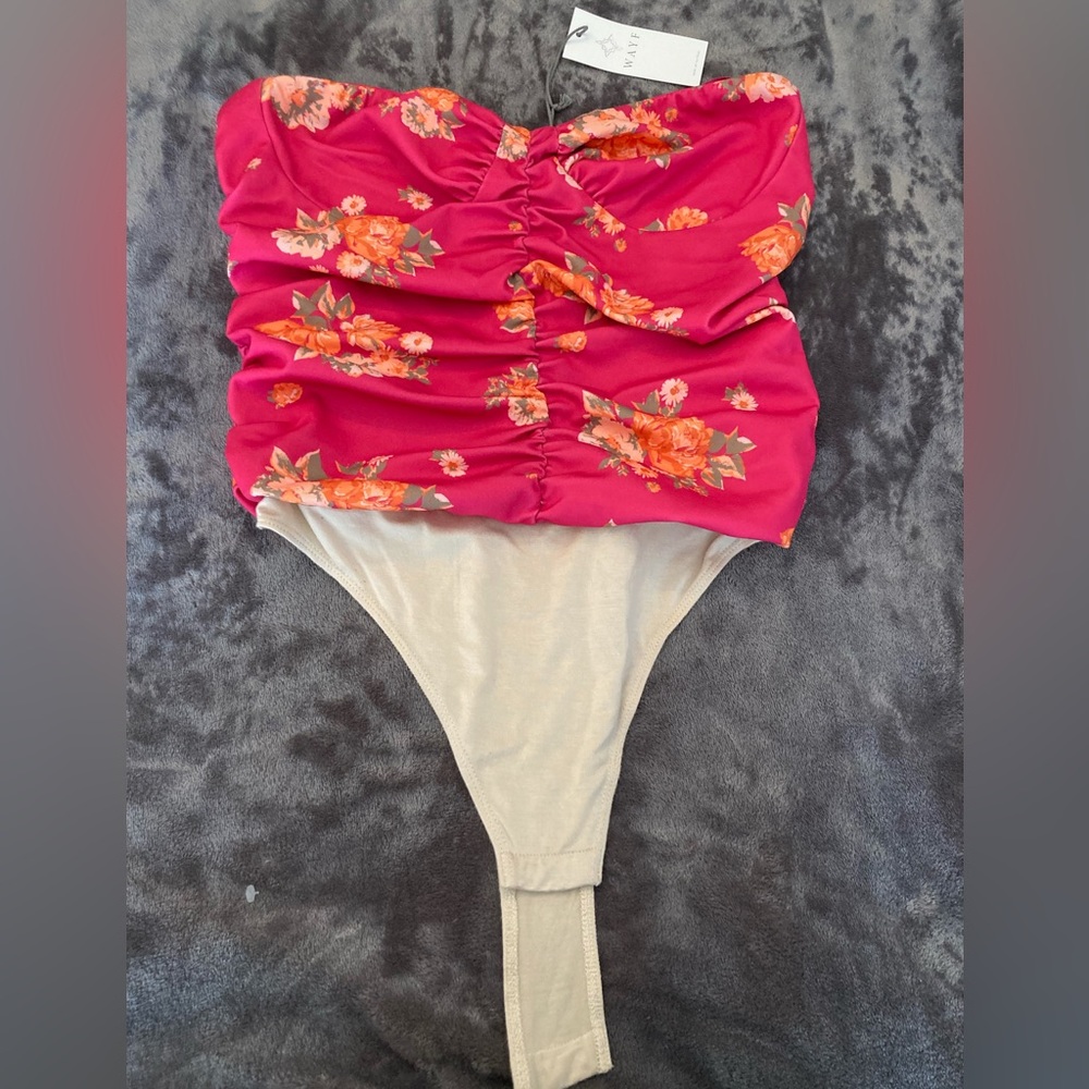 ✨NWT✨ Wayf Strapless Floral Ruched Bodysuit 🌺